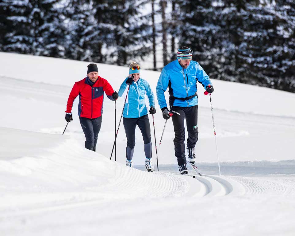 3 personen beim langlaufen