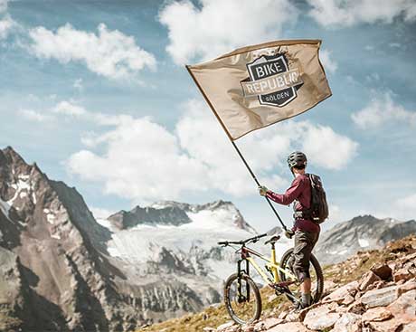 radfahrer mit flagge von der bike republic